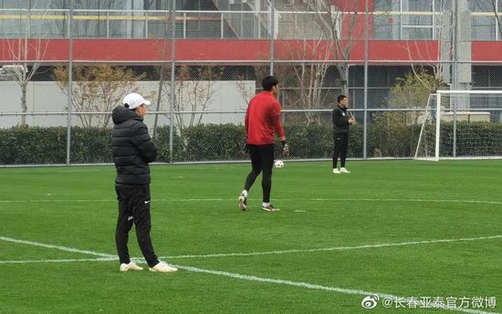 摩洛哥留学生Yassine拿着学生签在巴黎进修建筑师专业。偶尔产生的不幸事务，让他挂了科，丢了护照，成了在法国的外国三无人士。为了能继续留在法国，他选择和他最好的伴侣成婚。当他感觉这事儿终究弄定了的时辰，一名婚姻查询拜访员暗暗来到他们身旁……